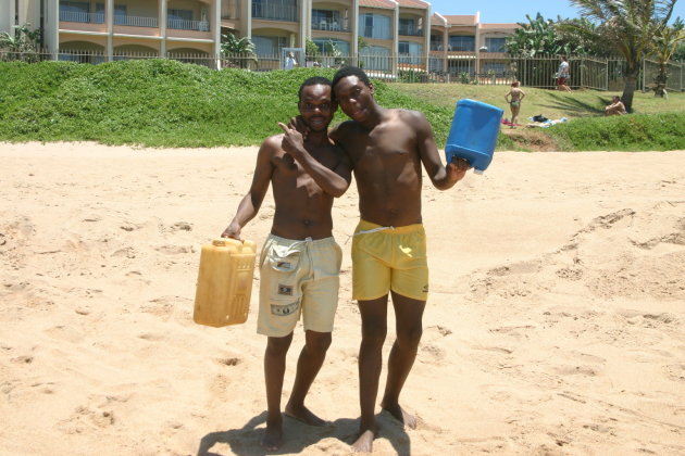 jongens bij strand Balito