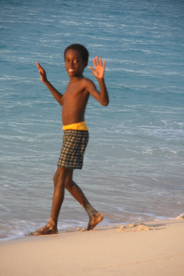 Jongetje op 't strand van Baie Rouge.