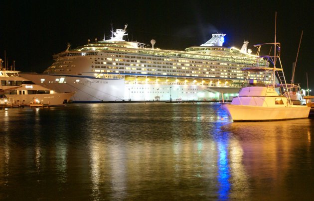 Cruiseschip in Oranjestad