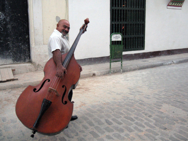 Man met contrabas, Havana