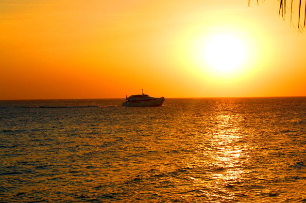 Ferry bij zonsondergang