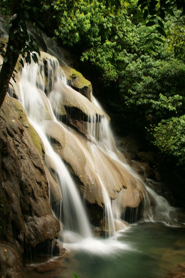 Verkoelende waterval in de Mexicaanse jungle