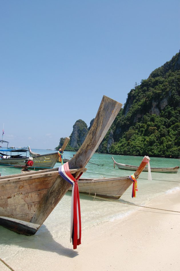 Bootjes aan de kust van Ko Phi Phi