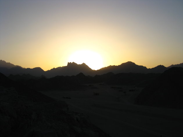 Zonsondergang in woestijn