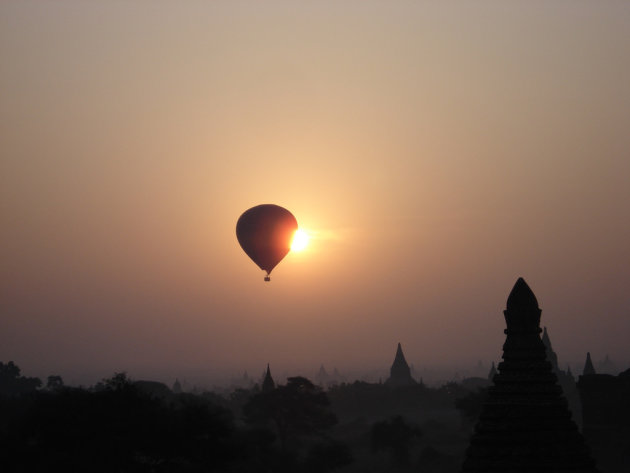Luchtballon over Bagan