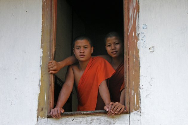 twee monniken voor het raam