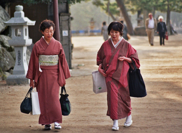 Japanse vrouwen in Miyajima [2]