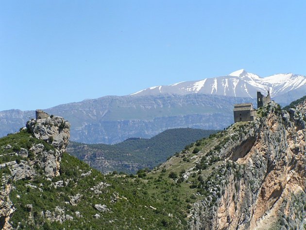 Samitier-Refugio en Kasteelruïne (XIe eeuw) met Cotiella (2912 m) op achtergrond
