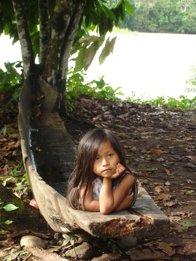 Indiaans meisje uit Amazone-jungle