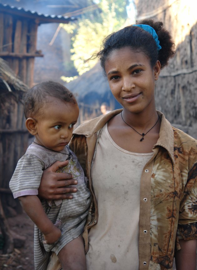 Moeder en kind Lalibela Noord Ethiopië