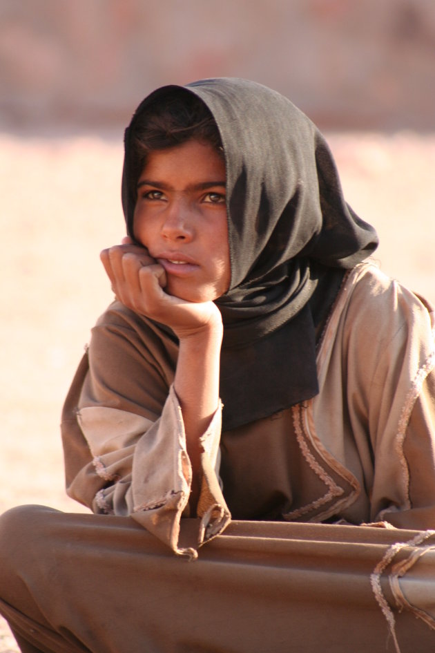 Bedouinen meisje in de Sinaï woestijn