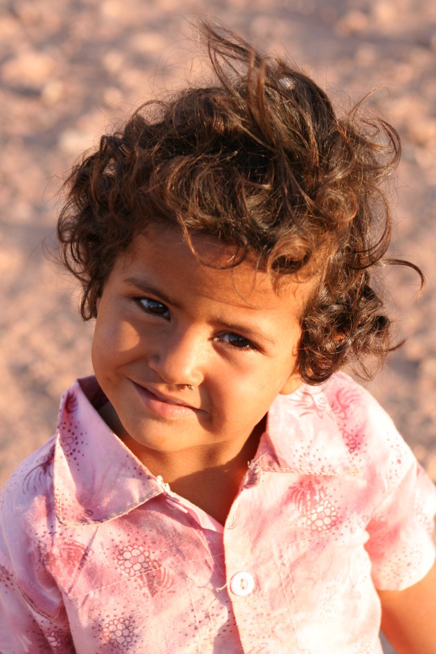 Bedouinen meisje in de Sinaï woestijn
