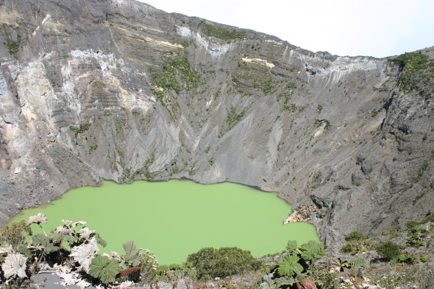 krater gevuld met zwavel