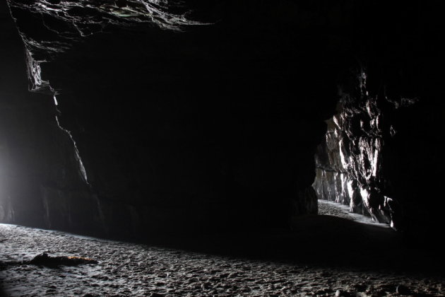 Invallend licht door de beide ingangen van Cathedral Caves