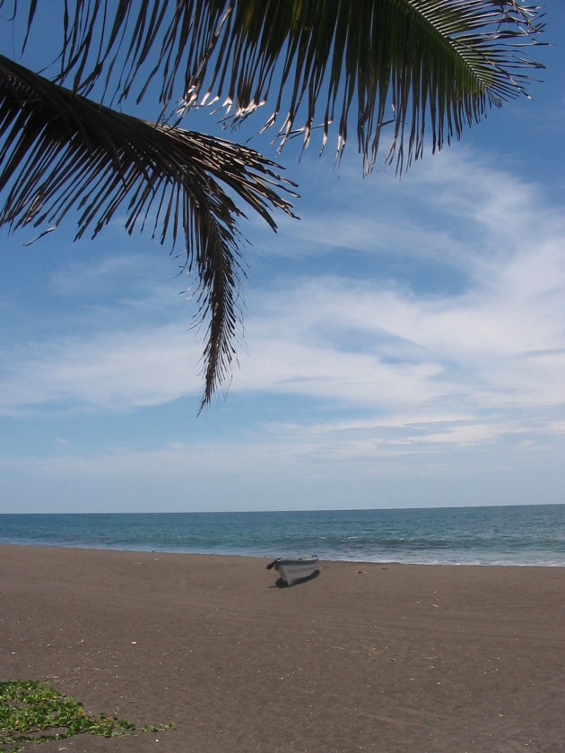 verlaten strand van Monterrico