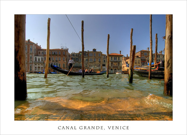 Gondelier op Canal Grande Venetie