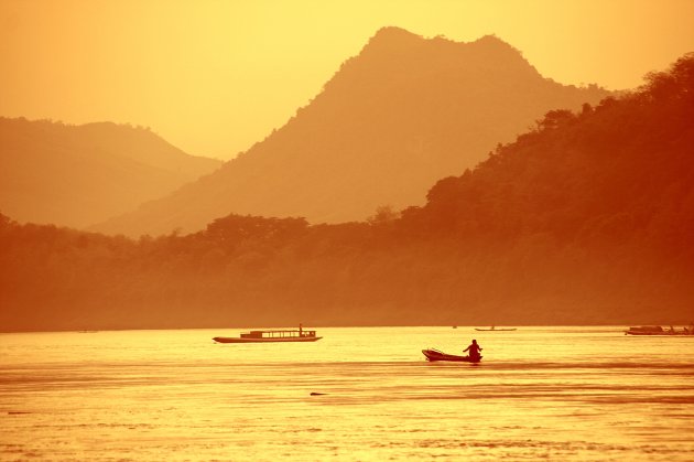 Zonsondergang boven de Mekong