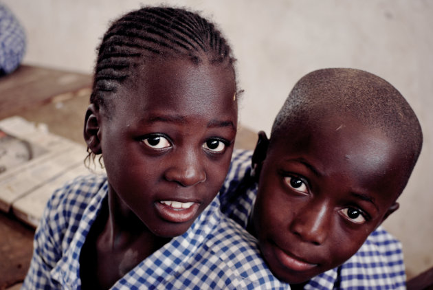 twee gambiaanse kindjes op school