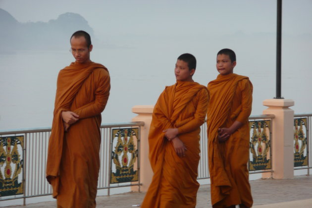Monks langs de Mekong