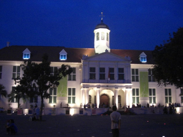 Oude stadhuis Jakarta (voormalig Batavia) bij avondlicht
