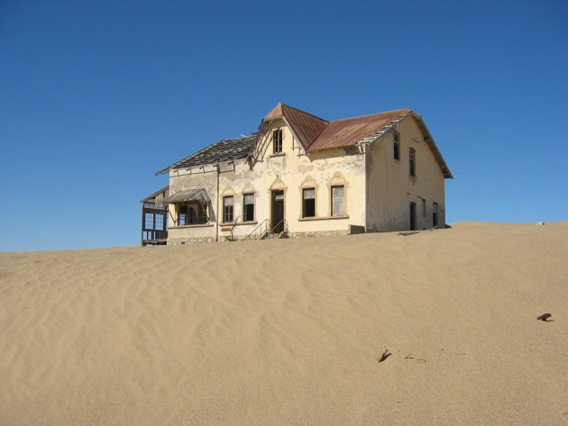 Een verlaten huis in Kolmanskop