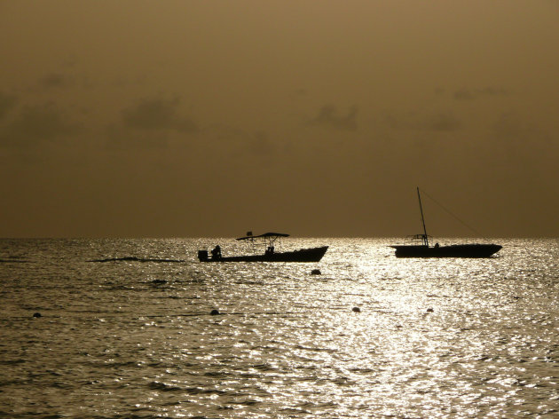 vissersbootjes bij zonsondergang