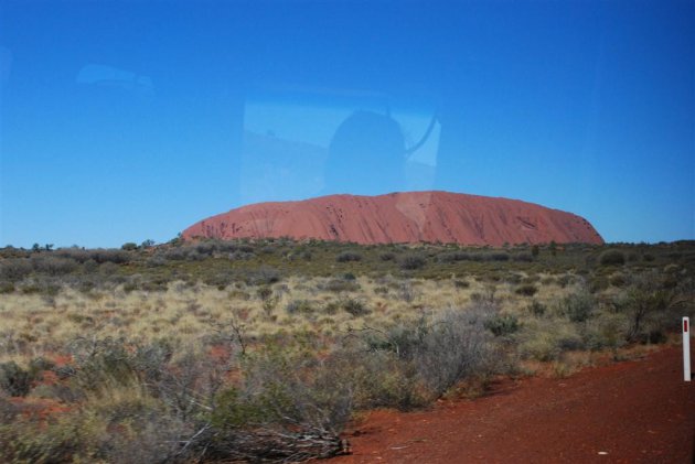 Uluru 1e beeld vanuit de bus