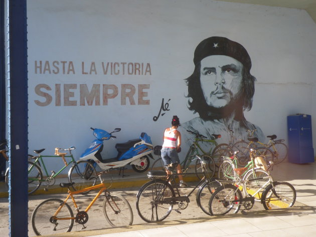 Foto bij busstation van Che 