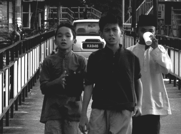 straatkinderen van de kampong ayer