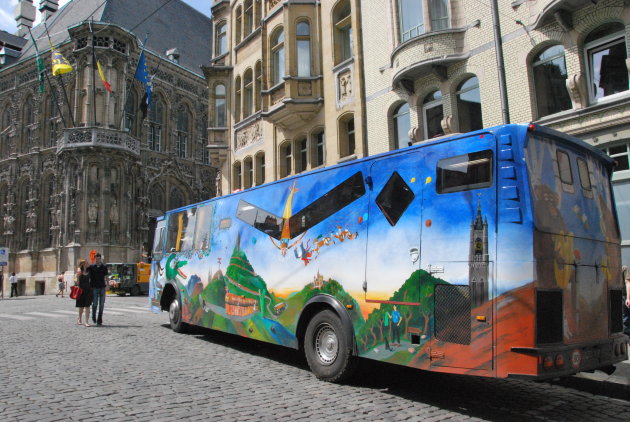 Beschilderde Bus in hartje