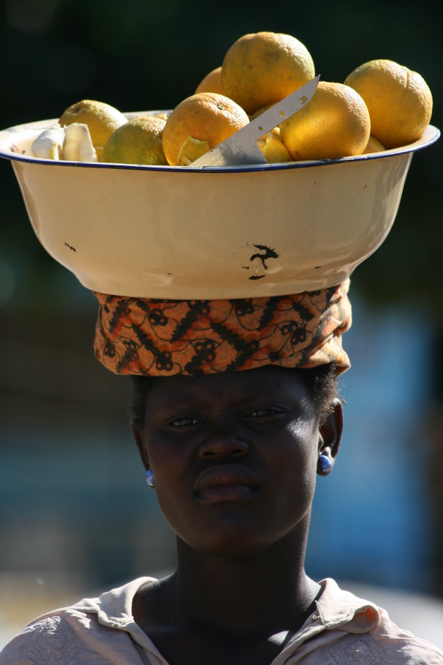 Sinaasappel verkoopster in Mozambique