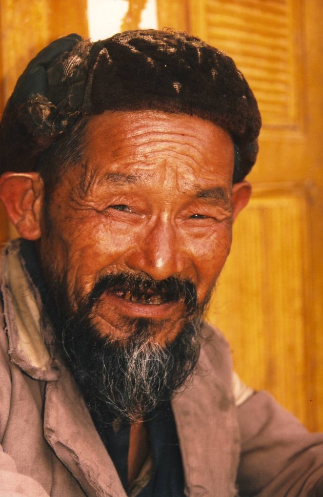 Chinese man in theehuis
