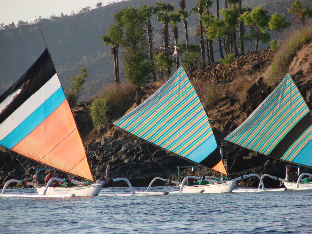 Vissersbootjes voor de kust van Amed