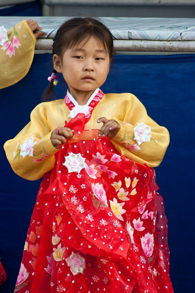 Noord-Koreaans meisje in traditionele jurk
