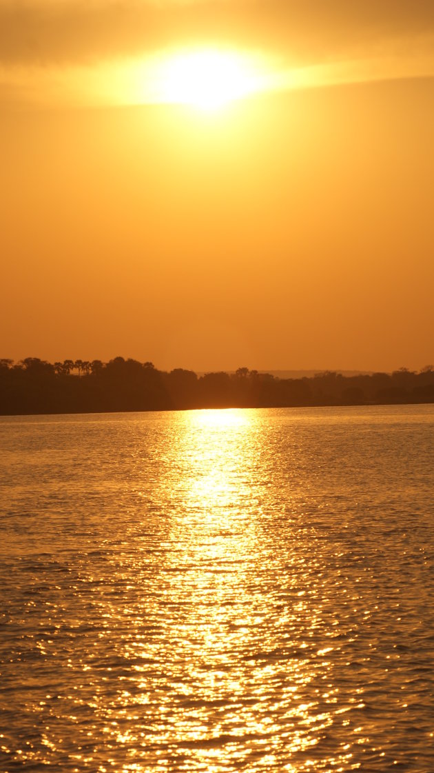 Zondergang in de Zambezi rivier.