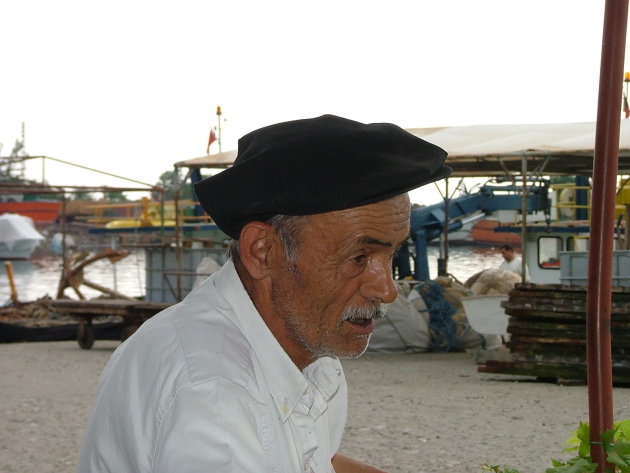 oude visser in de haven van Giresun