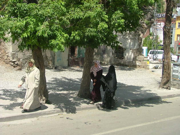 Gesluierde vrouwen in Erzurum