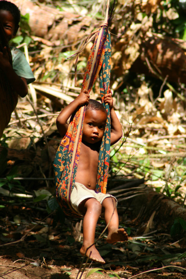 Orang Asli kind schommelt in de jungle