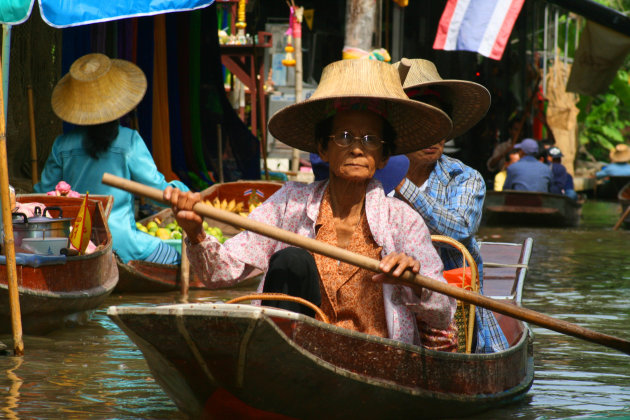 Drijvende markt in Thailand