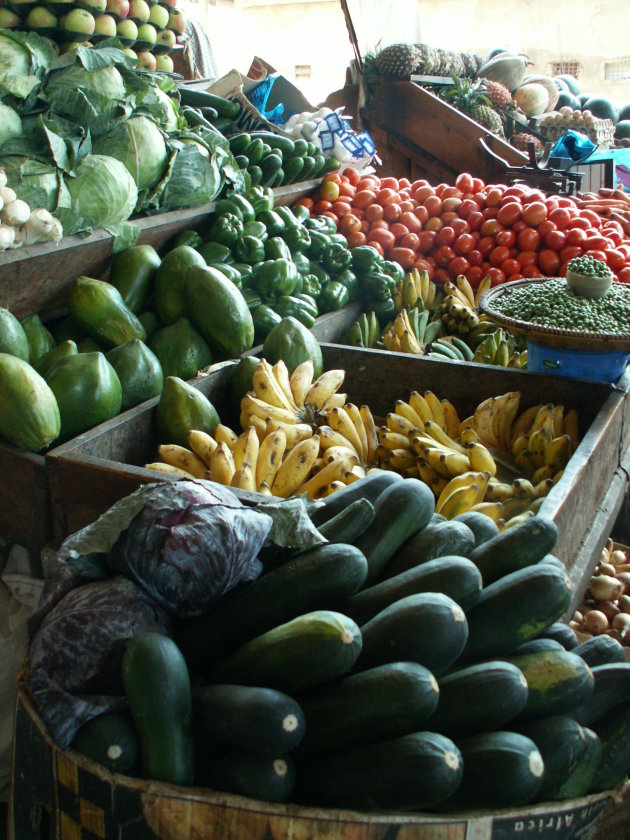 Verse groenten en fruit op de markt