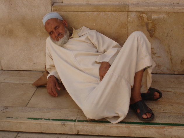 Rustende moslim bij Hassan II Moskee