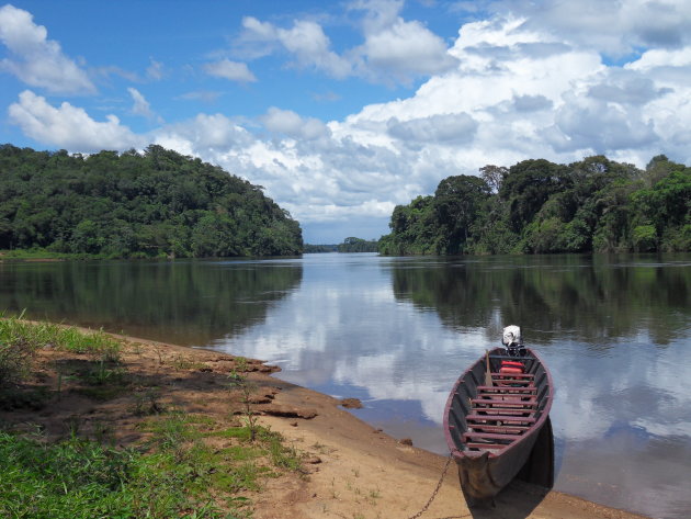 Korjaal op  de Suriname Rivier