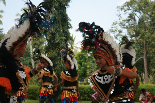 Dansers bij de Prambanan