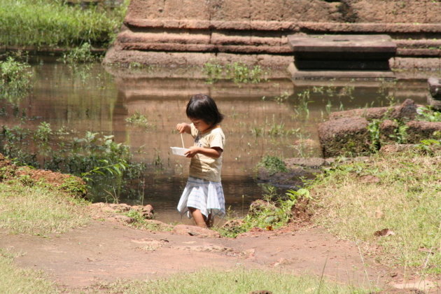 Spelend meisje bij Angkor Wat
