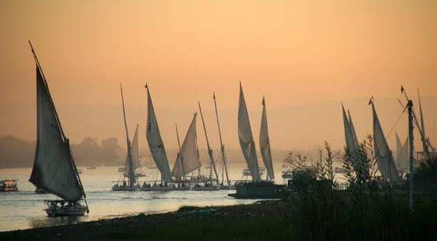 Felucca's op de Nijl bij zonsondergang