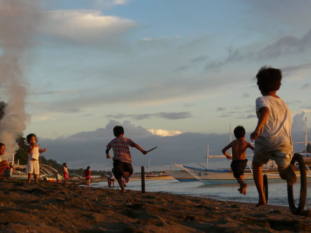 Spelende kinderen op strand Donsol