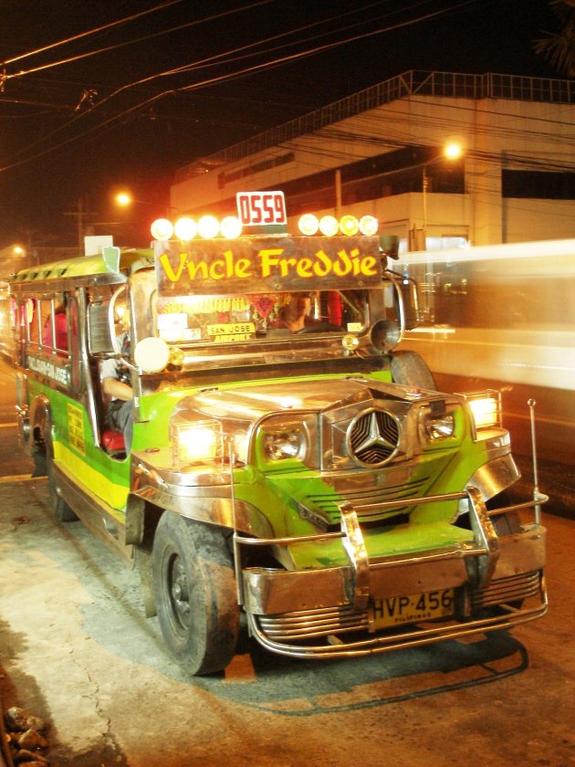Jeepney bij nacht
