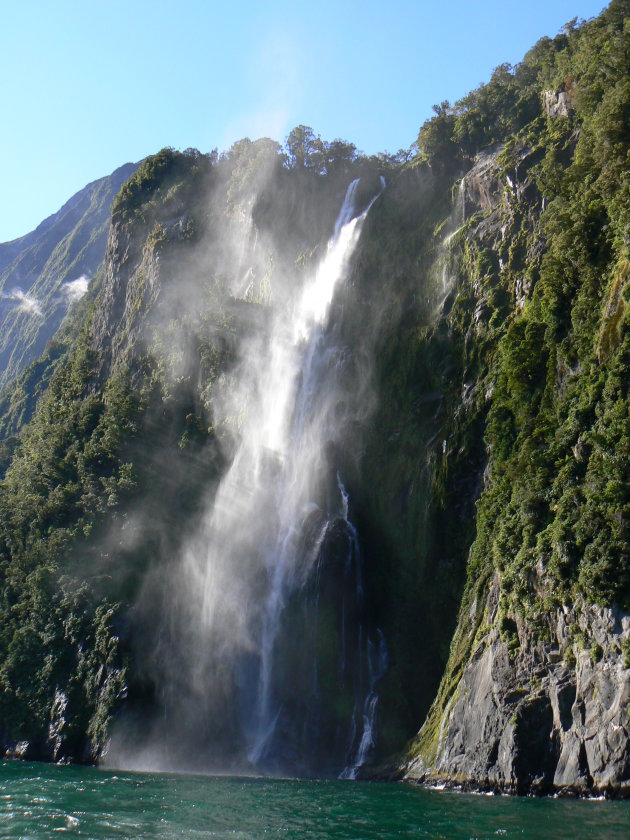 Een van de watervallen van Milford Sound