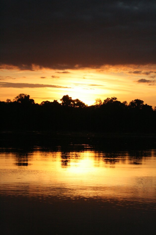 Zonsondergang aan de Amazone