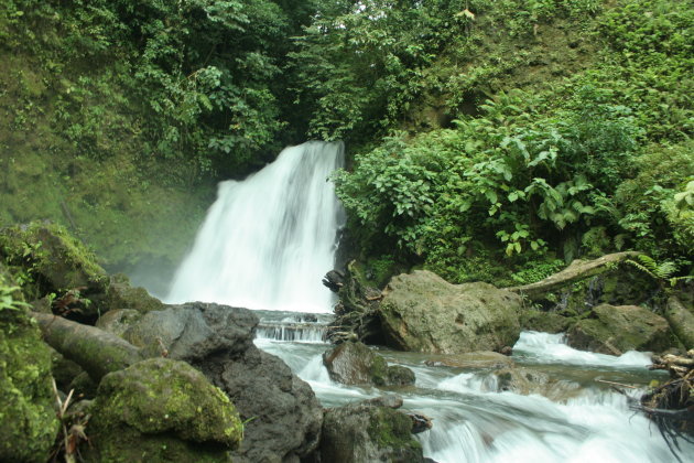 Prachtige waterval in Arenal National Park